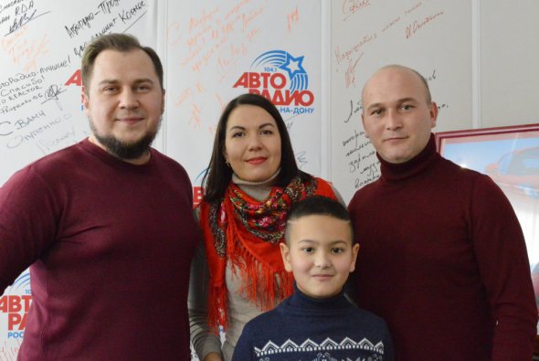 Александр Александров (справа) с женой Мариной и сыном