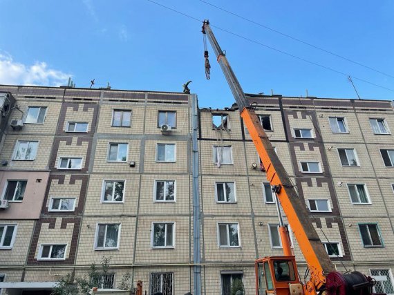 Рятувальники ліквідовують наслідки ворожих обстрілів Нікополя