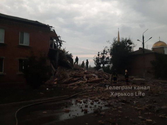 Росіяни масово обстріляли Чугуїв Харківської області. Зруйновані одна зі шкіл, магазин будівельних матеріалів та декілька житлових будинків