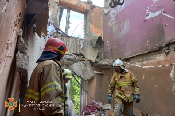 Рятувальники дістали тіла двох загиблих у Нікополі. Фото: ДСНС