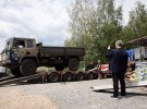 Британские грузовики Leyland DAF Фонд Петра Порошенко приобрел в сотрудничестве с волонтерами из общественных организаций. Машины пройдут техническое обслуживание и в идеальном состоянии будут переданы Вооруженным силам Украины