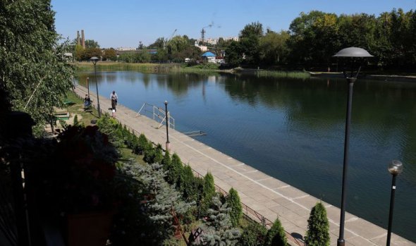 Львівʼяни купаються також в озері Левандівка