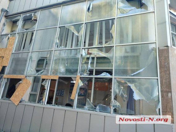 В результаті нічного обстрілу Миколаєва був пошкоджений автосалон, підприємство сільськогосподарського профілю, а також прилеглі будівлі