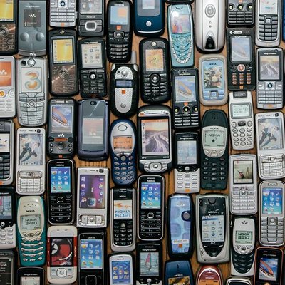 Все більше людей міняють смартфони на кнопкові телефони