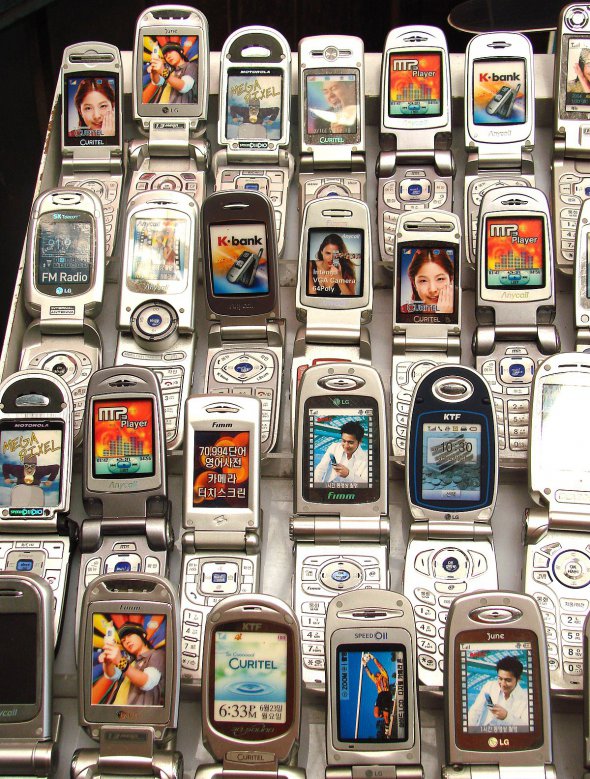 Все больше людей меняют смартфоны на кнопочные телефоны