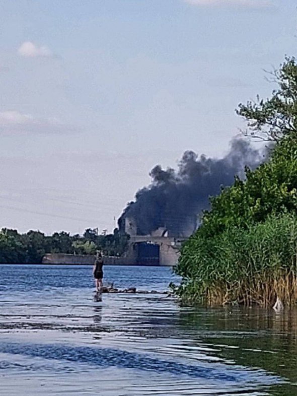 Каховська ГЕС здригається від вибухів. Видно дим