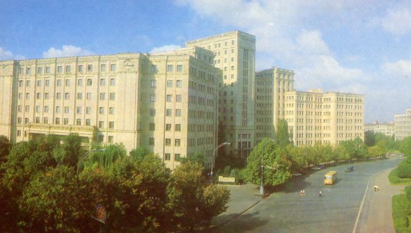 Який вигляд мали перші українські хмарочоси