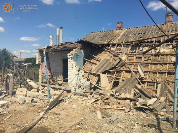 Після ворожого обстрілу в селі Котляреве Шевченківської територіальної громади Миколаївського району загорілися дві господарчі споруди на території приватного домоволодіння