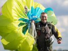 Мэр Киева на один из дней рождения пригнул с парашютом