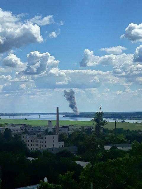 Дим біля Антонівського мосту у Херсоні 19 липня