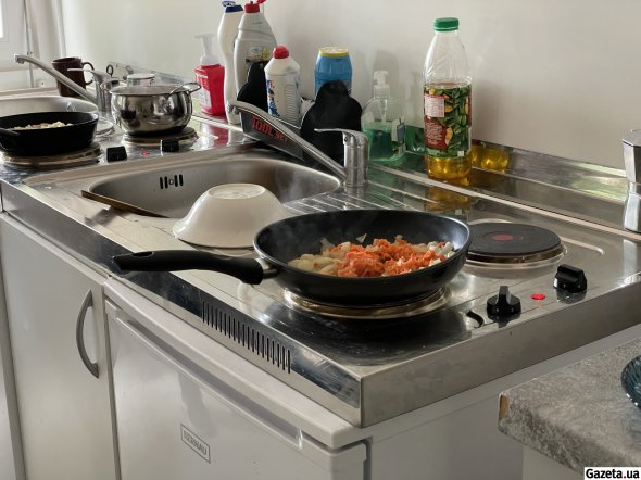 На кухне жильцы готовят сами для себя. Не забывают делиться и с соседями