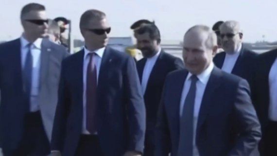 Президент страны-агрессора РФ Владимир Путин ходит с охранниками.