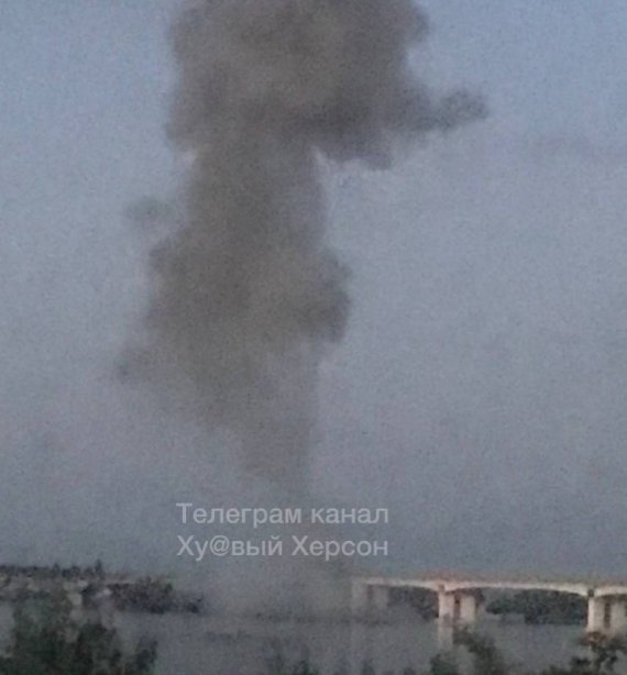 Антонівський міст знову здригається від вибухів