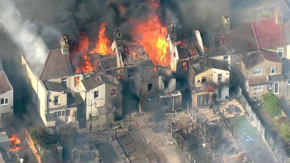 Пожежники Лондона залучені до гасіння щонайменше 10 пожеж в околицях британської столиці на тлі рекордної спеки