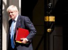 Прем'єр-міністр Великої Британії Борис Джонсон залишає Даунінг-стріт, 10 у Лондоні, щоб взяти участь у щотижневих запитаннях до прем'єра у парламенті, 20 липня.