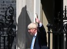 Премьер-министр Великобритании Борис Джонсон покидает Даунинг-стрит, 10 в Лондоне, чтобы принять участие в еженедельных вопросах к премьеру в парламенте, 20 июля.