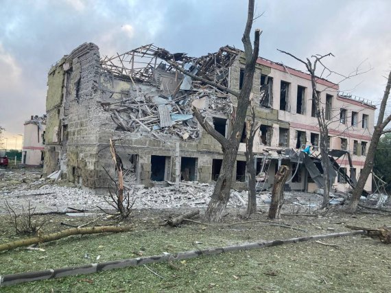 Сьогодні ворог зруйнував дві школи у Краматорську та Костянтинівці