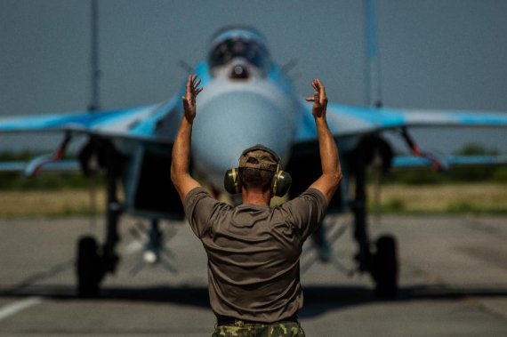 Українські льотчики знищують ворожі боєприпаси, командно-спостережні пункти, ракетно-артилерійські установки