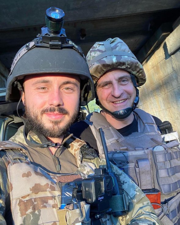 Лидер группы "Антитела" Тарас Тополя, сейчас работающий военным парамедиком на передовой, показался с побратимом, кинооператором и аэроразведчиком Ярославом Пилунским