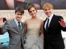 Звездная тройка – Эмма Уотсон, Руперт Гринт и Дэниел Рэдклифф – на мировой премьере фильма "Гарри Поттер и Дары смерти: часть 2" 2011 года в Лондоне