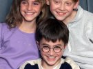 Эмма Уотсон, Дэниел Рэдклифф и Руперт Гринт на пресс-конференции, посвященной фильму "Гарри Поттер и философский камень" в Лондоне в 2000 году