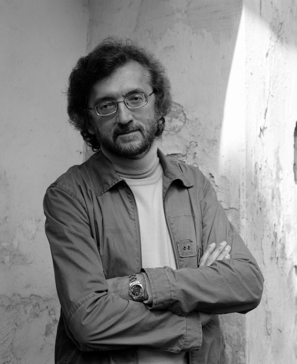 Ярослав Мельник – сюрреалист, фантаст, интеллектуал, один из известнейших в Украине и на Западе украинских писателей. Выпускник Львовского университета по специальности Украинская филология, окончил аспирантуру Литературного института. Живёт между Литвой и Францией. Его роман-антиутопия «Дальнее пространство» вышел на многих языках, включая французский и немецкий. Получил премию «Книга года BBC», а в 2018 г. стал лучшей Книгой года во Франции. Роман также вошел в обязательную программу 11-го класса средних школ Украины. Книга «Маша, или постфашизм» – финалист BBC Книги года, вошла во Франции в ТОП-5 лучших романов по версии газеты Liberation. Ведущие западные СМИ сравнивают творчество Мельника с романами Орвелла, Брэдбери, Сарамаго, Кафки. Ведущее французское издание LE NOUVEL OBSERVATEUR о романе «Маша, или постфашизм»: «Произведение, от которого насколько стынет кровь в жилах, настолько оно впечатляет». Книга «Звони мне, говори со мной», финалист BBC Книги года, изданная на английском (The Last Day), стала финалистом престижной международной английской премии International Rubery Book Award.