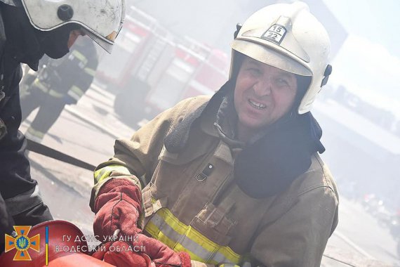 Рятувальники ліквідовують пожежу в Одеському морському торговельному порту, який обстріляли росіяни.