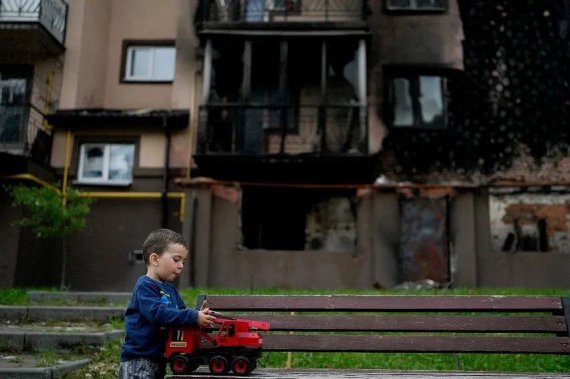 Російські окупанти продовжують знищувати житлові будинки, руйнувати цивільну інфраструктуру і вбивати мирних людей
