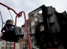 Російські окупанти продовжують знищувати житлові будинки, руйнувати цивільну інфраструктуру і вбивати мирних людей