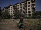 Российские оккупанты продолжают уничтожать жилые дома, разрушать гражданскую инфраструктуру и убивать мирных людей