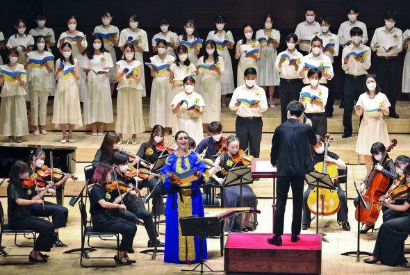 Студенти музичного коледжу виступають у Токіо на благодійному концерті, присвяченому миру в Україні, Японія, 18 липня
