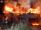 Вночі після ворожого обстрілу в селі Мішково-Погорілове загорівся приватний двоповерховий житловий будинок та гараж
