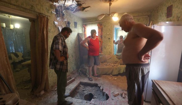 Жители Краматорска осматривает дом после ночного удара 
