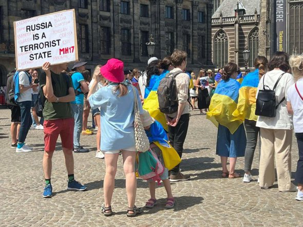 17 июля в центре Амстердама состоялась акция, на которой почтили память убитых россиянами пассажиров самолета Boeing 777.  Участники акции призвали привлечь внимание международного сообщества к военным преступлениям, которые совершает Российская Федерация на территории Украины.