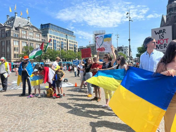 17 июля в центре Амстердама состоялась акция, на которой почтили память убитых россиянами пассажиров самолета Boeing 777. Участники акции призвали привлечь внимание международного сообщества к военным преступлениям, которые совершает Российская Федерация на территории Украины