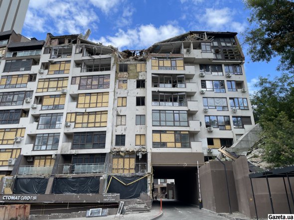 26 июня россияне нанесли ракетный удар по жилому дому в Киеве. Снаряд попал в десятиэтажку по адресу ул. Глубочицкая, 13.