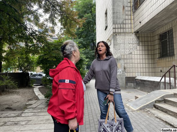 Ірина Стах та Ольга Сіренко співають “Ой, у лузі червона калина” під своїм будинком, куди у березні влучила ракета. Впевнені, що українці ніколи не повинні здаватися