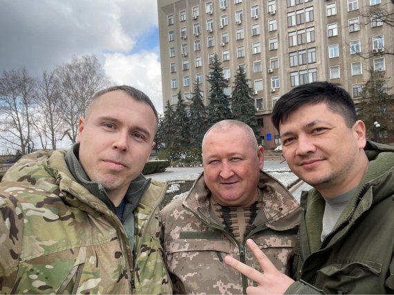 Генерал-майор Дмитрий Марченко вернулся в Николаев. На фото с ним позируют нардеп Роман Костенко (слева) и глава ОВА Виталий Ким (справа)