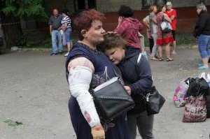 Переселенка з міста Сіверськодонецьк Луганської області обнімає доньку в Дніпрі 16 липня. Того дня обидві потрапили під обстріл росіян. Окупанти вночі вдарили по місту ракетами. Влучили в машинобудівний завод та вулицю поряд із ним. Загинули троє людей, 17 — поранені