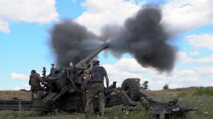 Українські військові стріляють із буксируваної гаубиці на сході України. Окупанти щодня намагаються штурмувати позиції Збройних сил України, атакують з артилерії. Наші бійці успішно стримують ворога, б’ють у відповідь