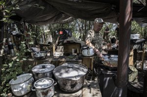 49-річний Володимир готує їсти українським військовим на бойових позиціях у Херсонській області. До війни чоловік працював водієм. На фронті став кухарем-добровольцем. Нині ЗСУ контрнаступають на південному напрямку, поступово звільняючи окуповані території