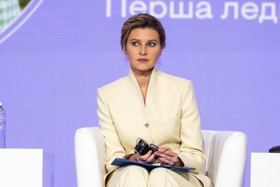 На другому саміт перших леді й джентльменів, що відбувся 23 липня в Києві, перша леді України Олена Зеленська з'явилася в елегантному молочному костюмі
