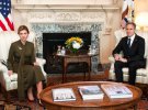 На встречу с госсекретарем США Энтони Блинкеном надела миди-платье цвета хаки