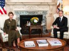 На зустріч з держсекретарем США Ентоні Блінкеном вдягнула мідісукню кольору хакі