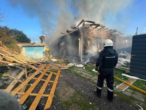 Харківські рятувальники загасили пожежу у двоповерхівці