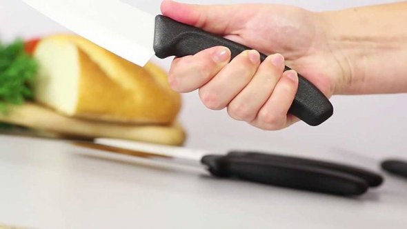 Керамические ножи	имеют острое лезвие, что удобно для нарезки даже самой свежей выпечки