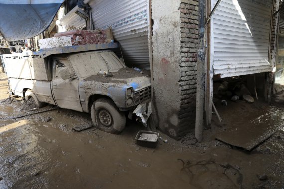 Негода зруйнувала щонайменше один міст та кілька доріг