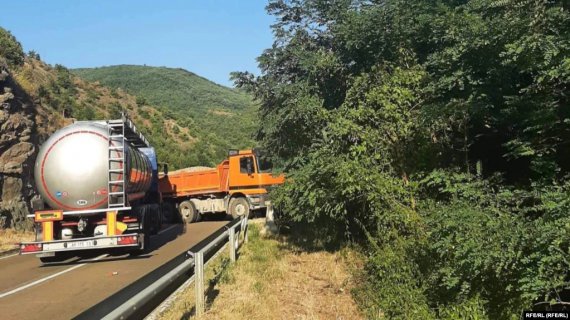 Заблокированная дорога возле перехода Яринье, на косовской стороне.