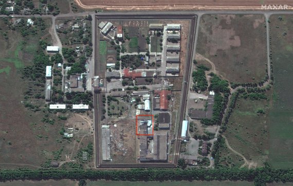Независимые OSINT-исследователи провели свой анализ опубликованных в сети спутниковых снимков территории Еленовской колонии, где были казнены более 50 военнопленных. Украинские военные могли быть убиты до взрыва