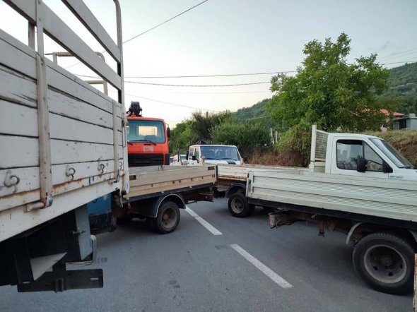 Транспортные средства блокируют дорогу на севере вблизи косовско-сербской границы, 31 июля 